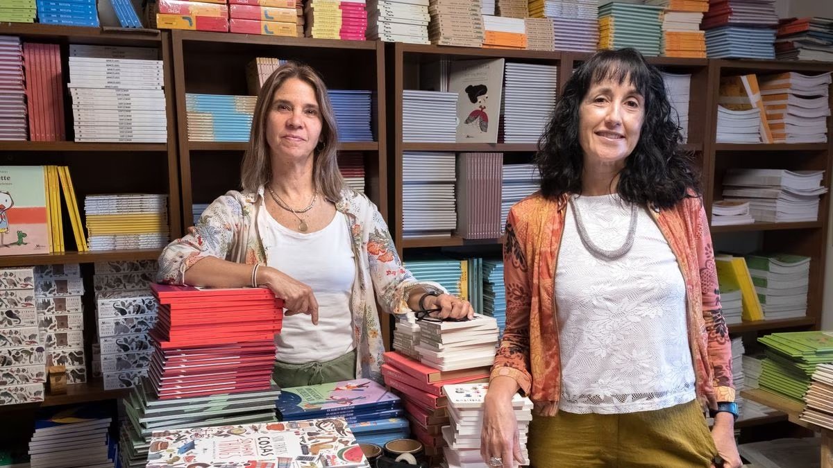 Logros. Constanza Recart y Ana María Pávez, fundadoras de la editorial Amanuta en la casa matriz en Santiago.