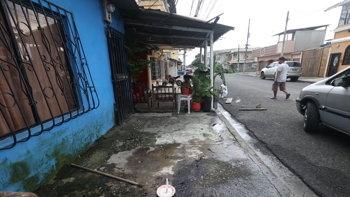 La vecindad encendió una vela al pie del  domicilio y sector donde ocurrió el doble crimen.