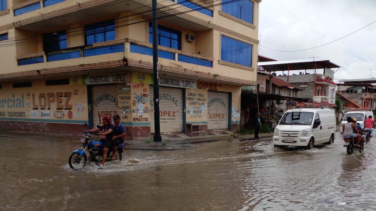 El Laurel. Las calles de la parroquia seguían ayer por la tarde con agua..
