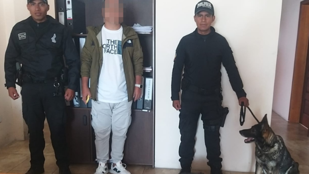 Un perro de la Policía Antinarcóticos ayudó a descubrir a un individuo que transportaba dinero de manera ilícita.