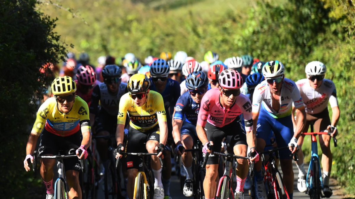 La Locomotora del Carchi (i) cedió posiciones en la clasificación general y ahora ocupa el lugar 36.