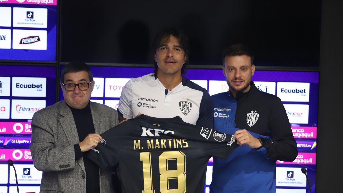 Marcelo Moreno Martins recibió la camiseta con el número 18 durante su presentación.