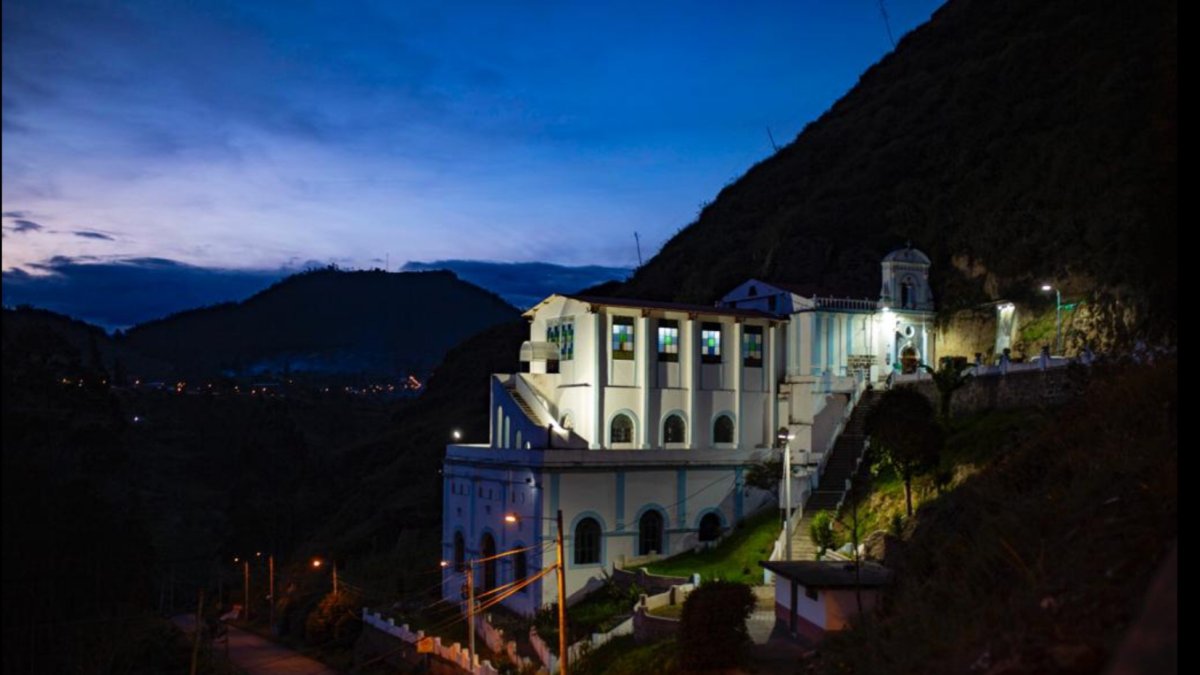 Parroquia. Tiene una extensión de 55 km2. Aparece iluminada en estos días.