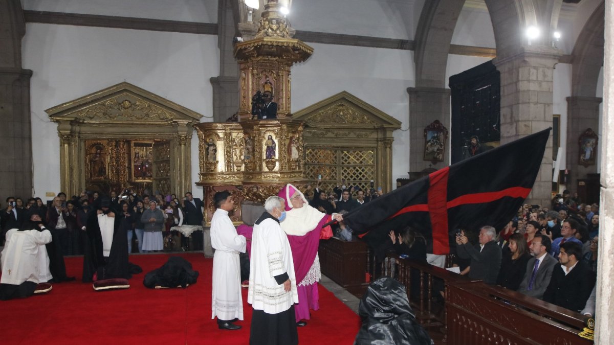 Tradición. El arzobispo ondeó la bandera tres veces durante la ceremonia, en señal del triunfo de la fe sobre los pecados. En la primera fila lo observó Pabel Muñoz, alcalde electo de la ciudad.