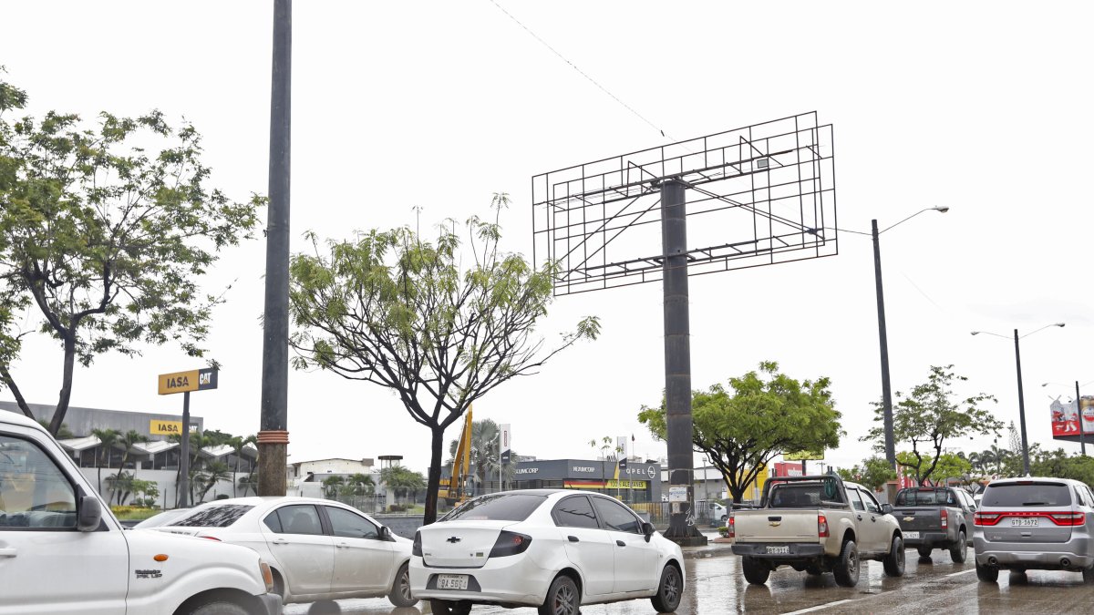 Realidad. En la avenida Juan Tanca Marengo, en el norte de la ciudad, se observan sellos de clausura pegados en las monumentales estructuras.