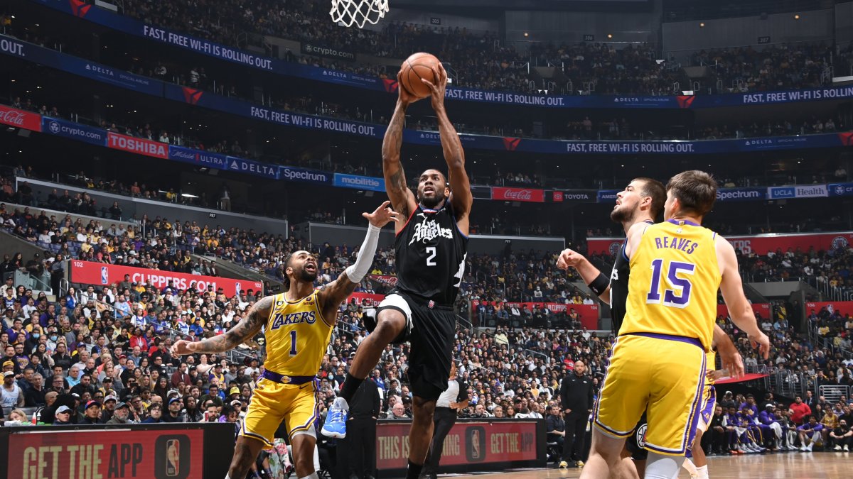 Norman Powell (c) encestó 27 puntos que ayudó a su equipo, Los Ángeles Clippers a ganar el clásico frente a los Lakers.