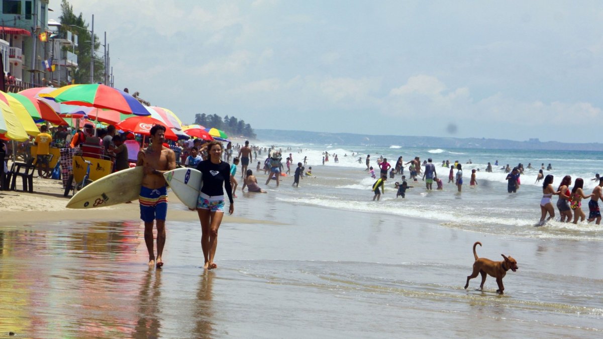 1. Salinas. En la playa, la gente puede disfrutar del calor, la comida, deportes acuáticos y la diversión.