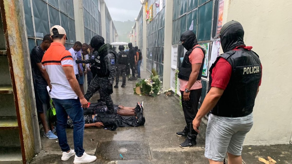 Elementos policiales someten a los seis hombres.