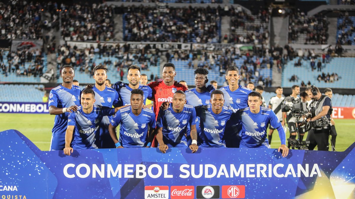 Los jugadores de Emelec posan previo al partido ante Danubio de la Copa Sudamericana.