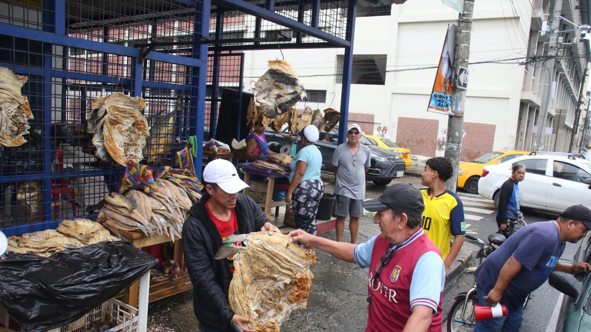 Pescado. El cliente Jorge Parrales pellizca el pescado para asegurarse de que es bacalao. En los mercados es posible encontrar una gran variedad de pescados salados, como la lisa.