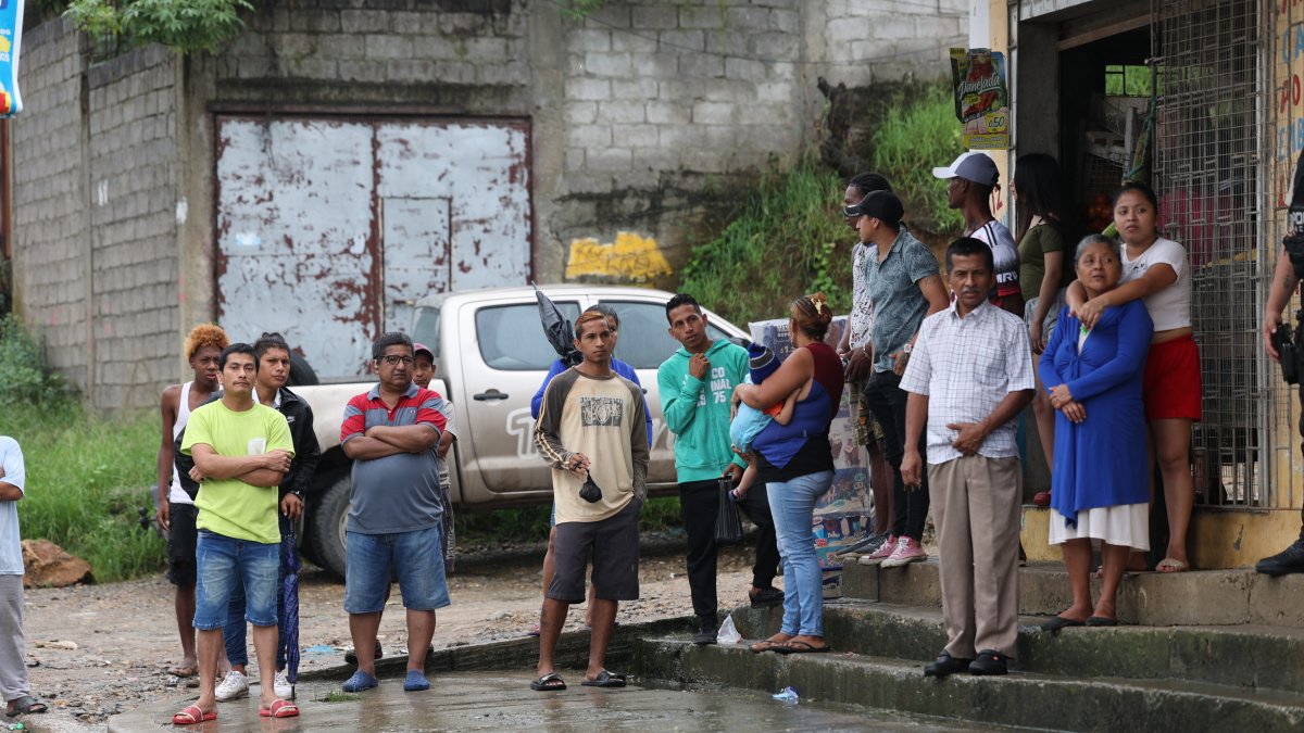 Vecinos del sector se acercan al lugar del tiroteo.