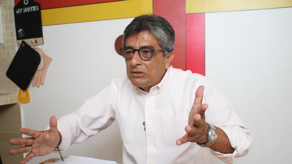 Es ingeniero químico y tiene una maestría en Administración Ambiental