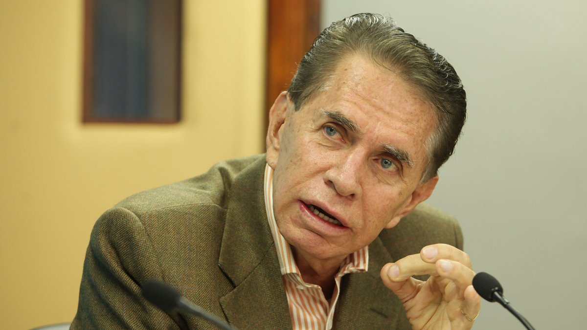 Alfonso Espinoza de los Monteros sigue causando sensación en Instagram con sus publicaciones.