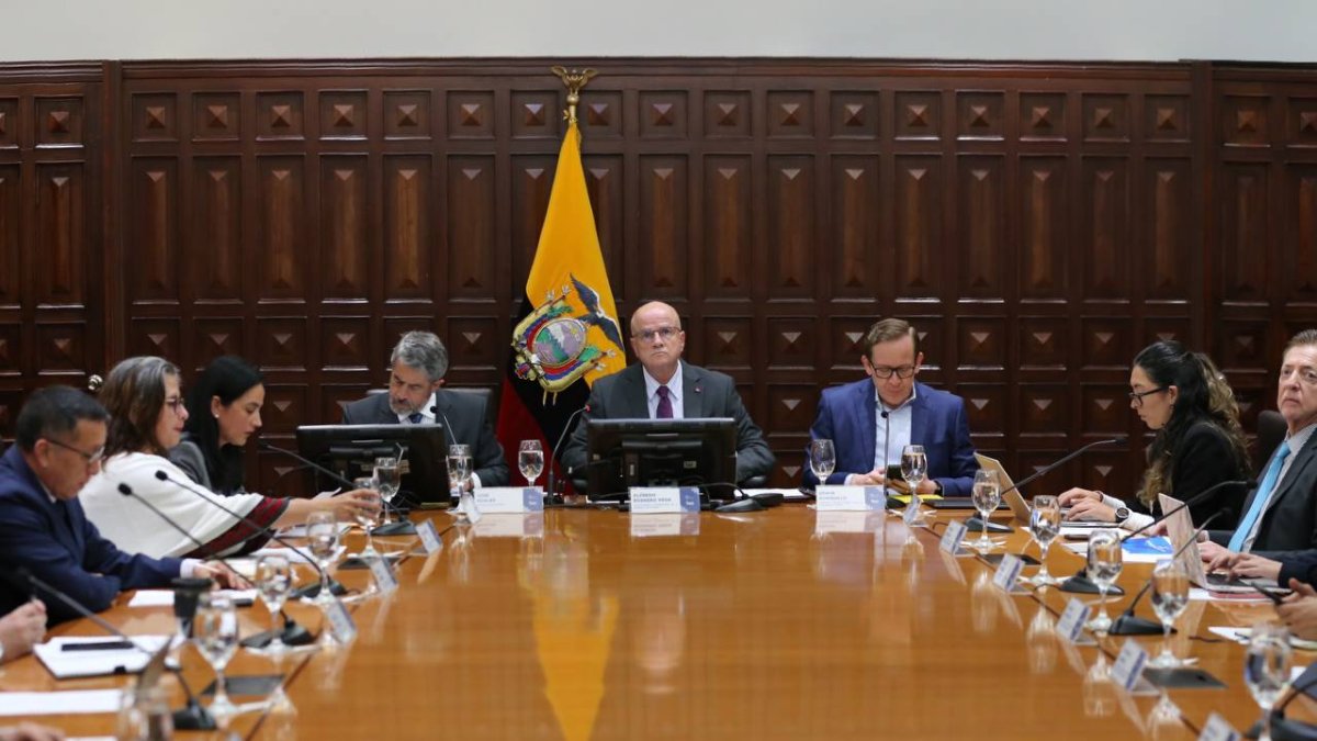 Delegación. Parte de las funciones del vicepresidente (centro) está la de encabezar el Gabinete de Salud.