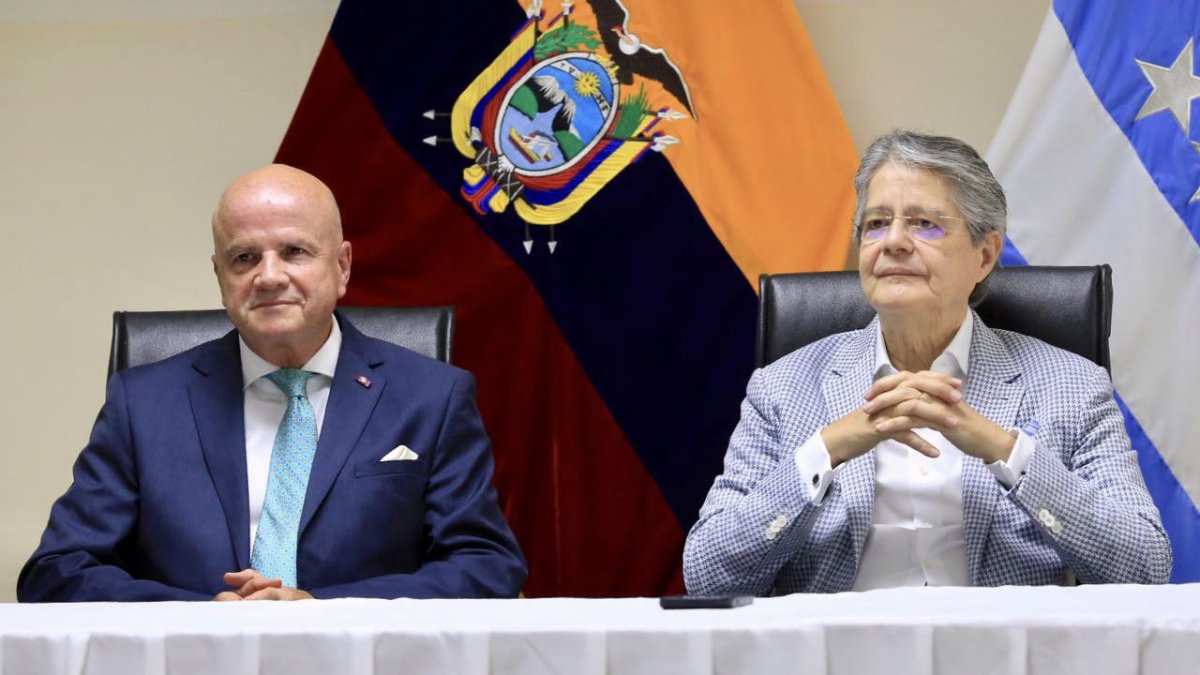 El pasado 2 de abril el vicepresidente estuvo junto al presidente Guillermo Lasso en la posesión del nuevo canciller.