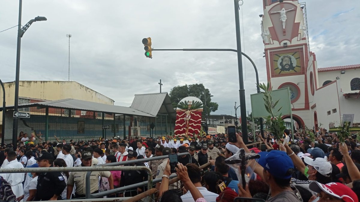 Miles de fieles acuden a la procesión de Cristo del Consuelo, en Guayaquil