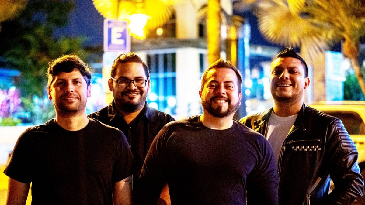 El guitarrista Víctor Díaz, el baterista Julio Paredes (también en Refugio), el vocalista y guitarrista Christopher Mejía (Refugio) y el bajista Julico Hurtado (Armada de Juguete).