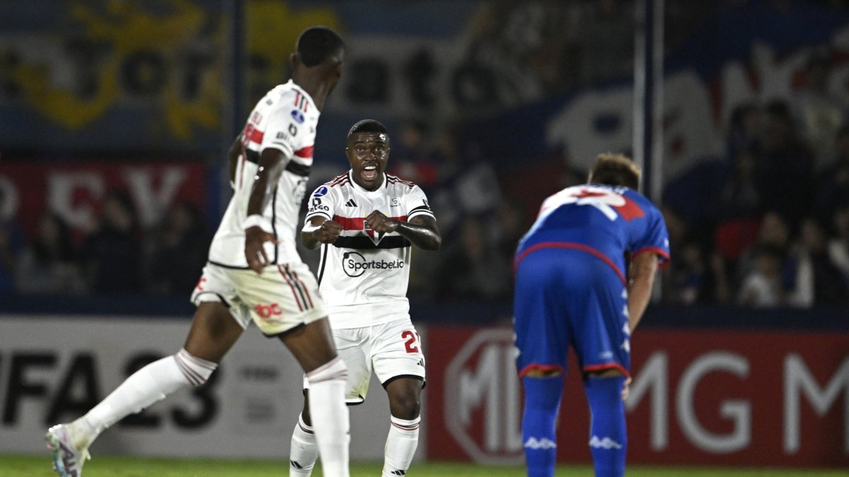 Jhegson Méndez (c) de Sao Paulo celebra un gol de su equipo contra Tigre, durante un partido por el Grupo D de la Copa Sudamericana.