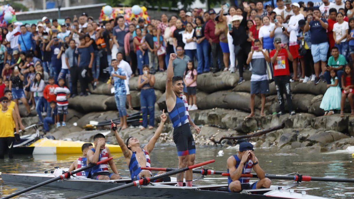 Los remeros del Club Ab. Manuel Calle-Astillero celebran el triunfo