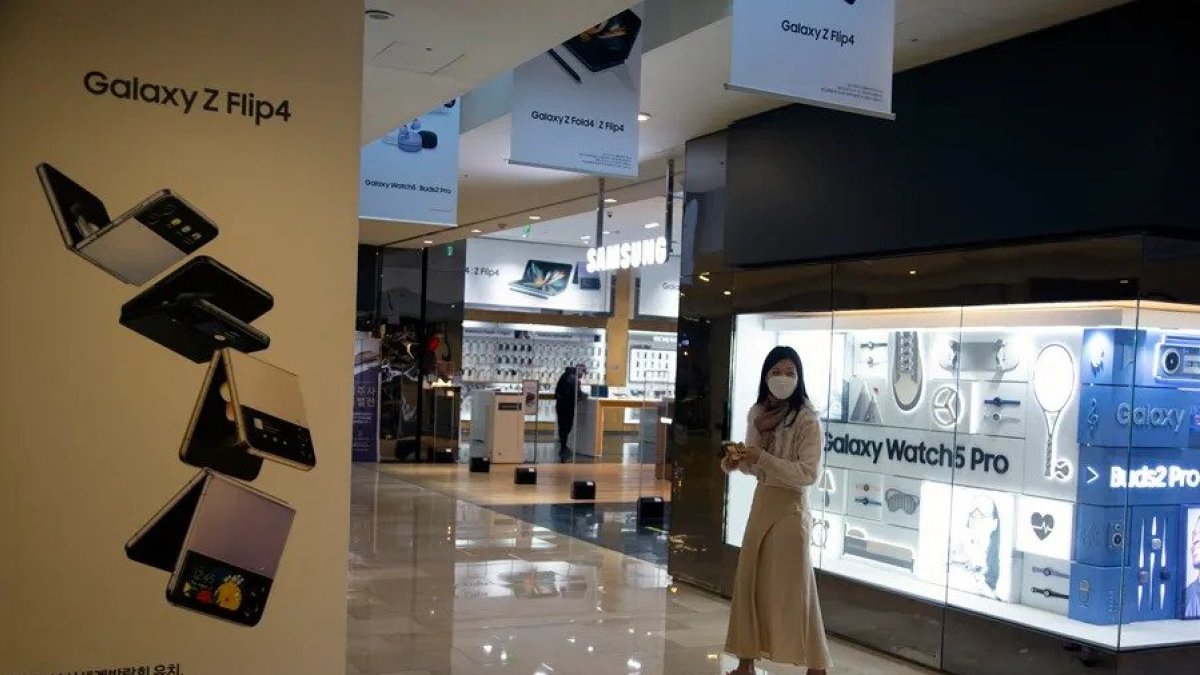 La compañía surcoreana busca reducir su producción de chips debido a un exceso de inventario.