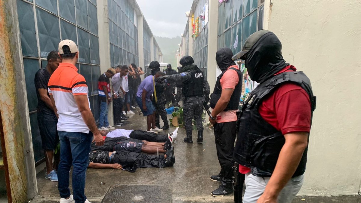 Tras las investigaciones, agentes de unidades especiales desplegaron un operativo dentro del cementerio Metropolitano.