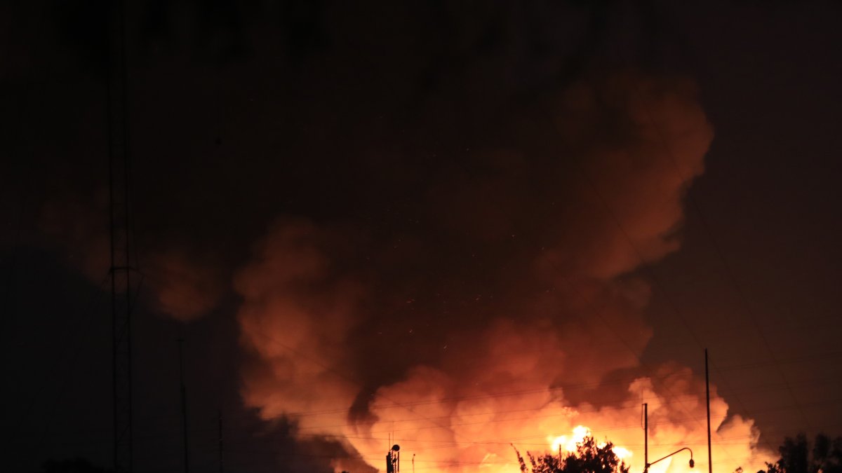 Vista general hoy de un fuerte incendio en una bodega de cajas de madera en la Central de Abastos de la Alcaldía de Iztapalapa, en Ciudad de México (México).