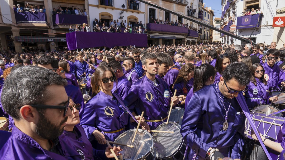 Vista general de la 'rompida de la hora' de Calanda (España), este Viernes Santo.