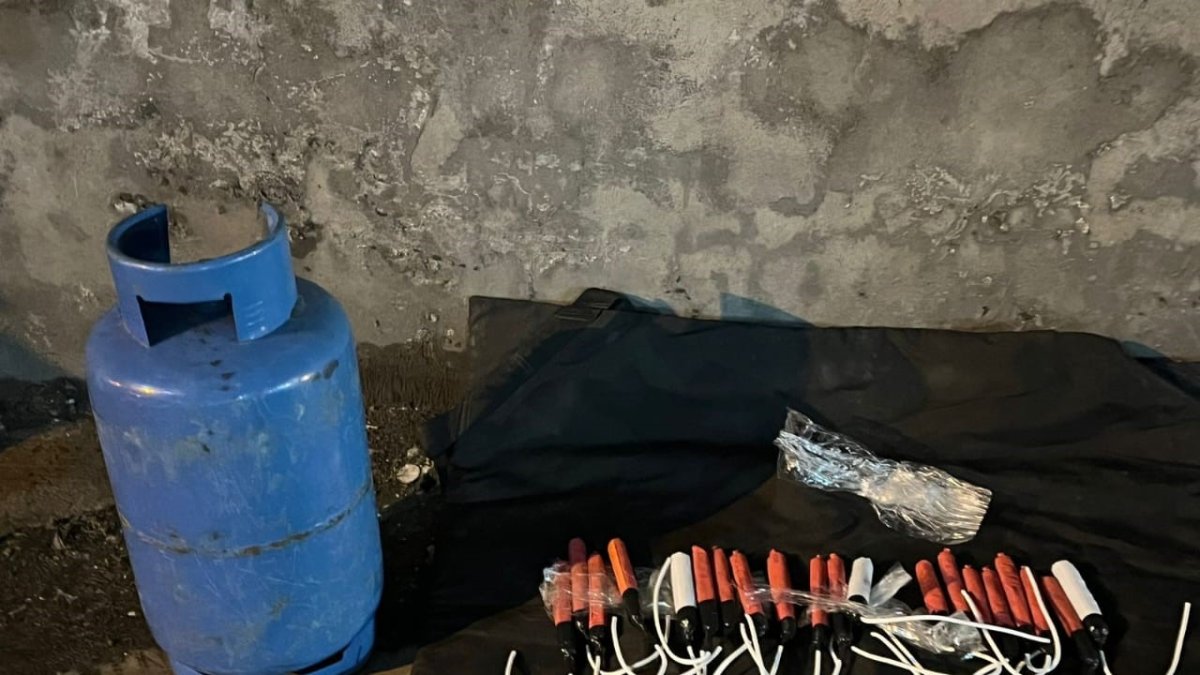 Amenaza. Los tacos con los explosivos y el cilindro de gas abandonados en un auto al sur de Quito.