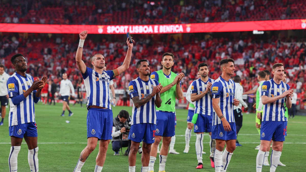 Jugadores del Oporto celebran tras ganar 2-1 al Benfica en el estadio Luz de Lisboa, Portugal.