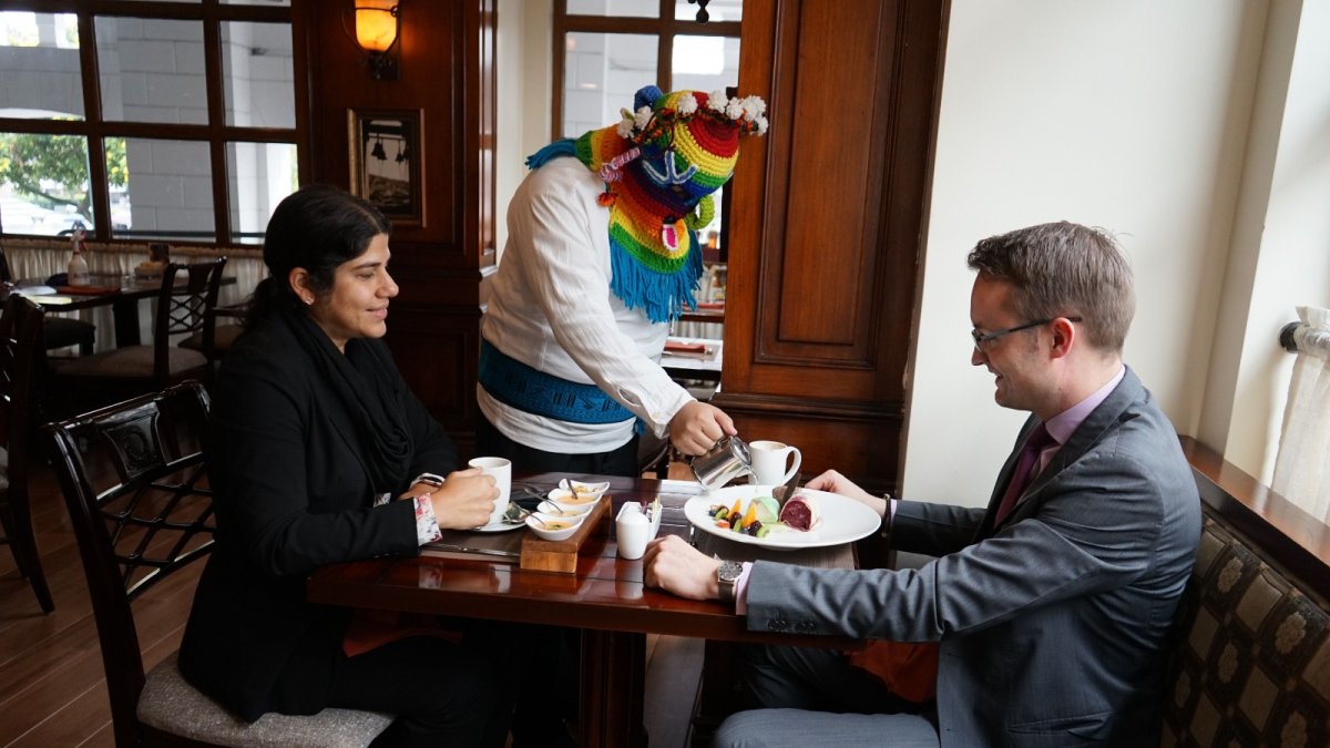 Servicio. En el hotel Plaza Grande, los clientes degustan de un postre y café.