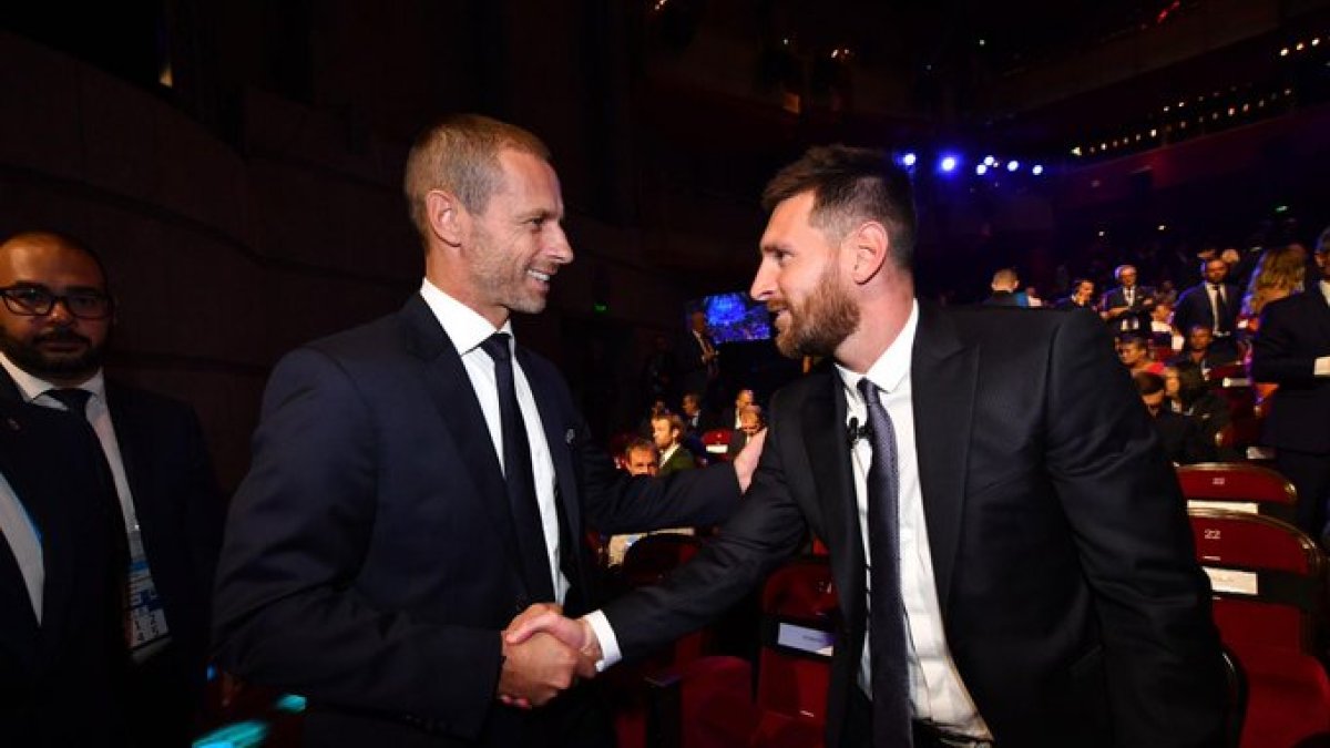 Ceferin (i) habló sobre varios aspectos referentes a Messi (d).