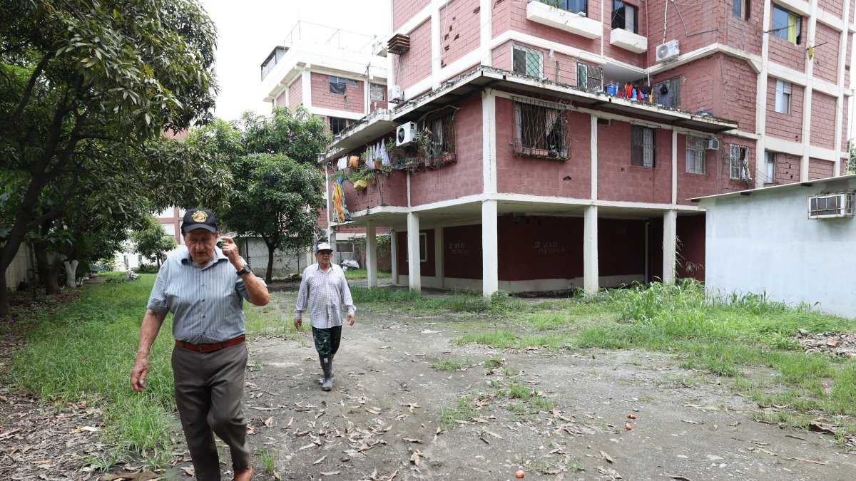 Los residentes de los bloques de Sauces IV, durante muchos años, han caminado por calles con lodo y piedras, debido a que la regeneración prometida por el Municipio no llegó..