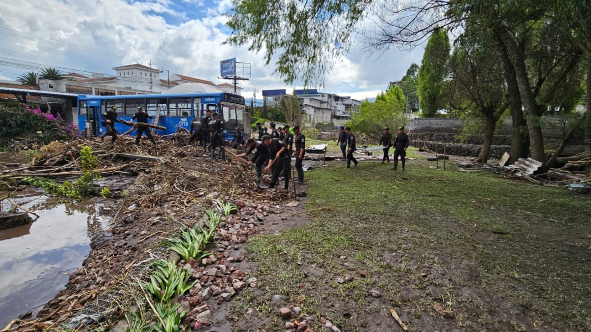 Tareas. Personal policial todavía se mantiene en los puntos afectados por el desastre natural.