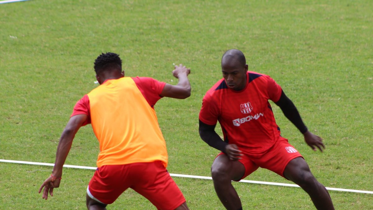 El ecuatoriano Edwin Mesa (d), lateral del Gualaceo, se alista para recibir al Técnico Universitario.