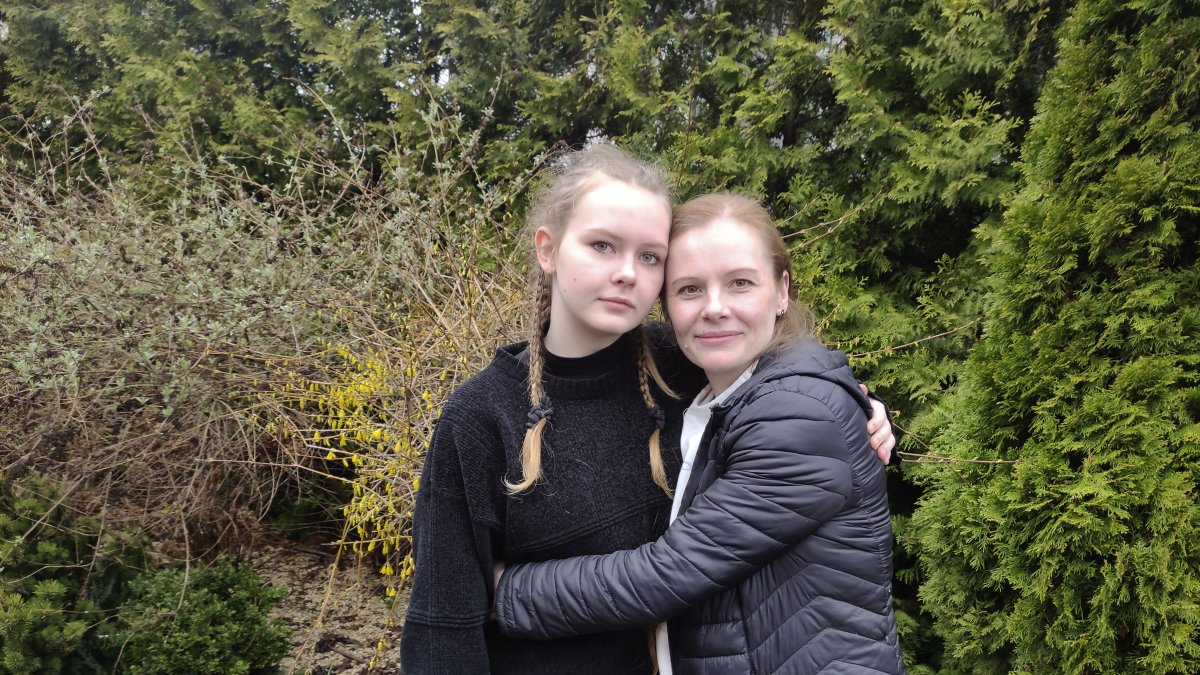 Marina Kondratieva y su hija Yevgueniia, durante una entrevista el pasado lunes 2 de abril, días después de que su madre lograra el retorno de la menor a Ucrania con ayuda de la oenegé Save Ukraine.