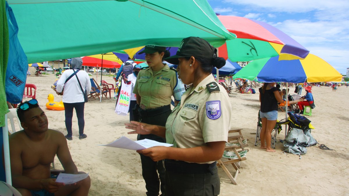 Turismo. Policías abordaban a viajeros para detallarles las medidas que rigen por el estado de excepción.