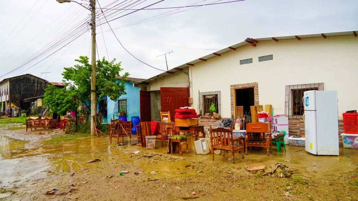 Situación. Luego de que el agua comenzó a bajar, los pobladores sacaron todos sus enseres para secarlos.