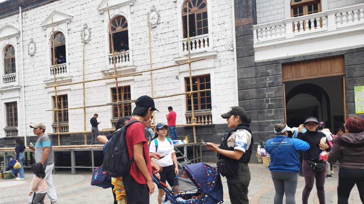 Recorridos. Elementos policiales dan información a los visitantes.