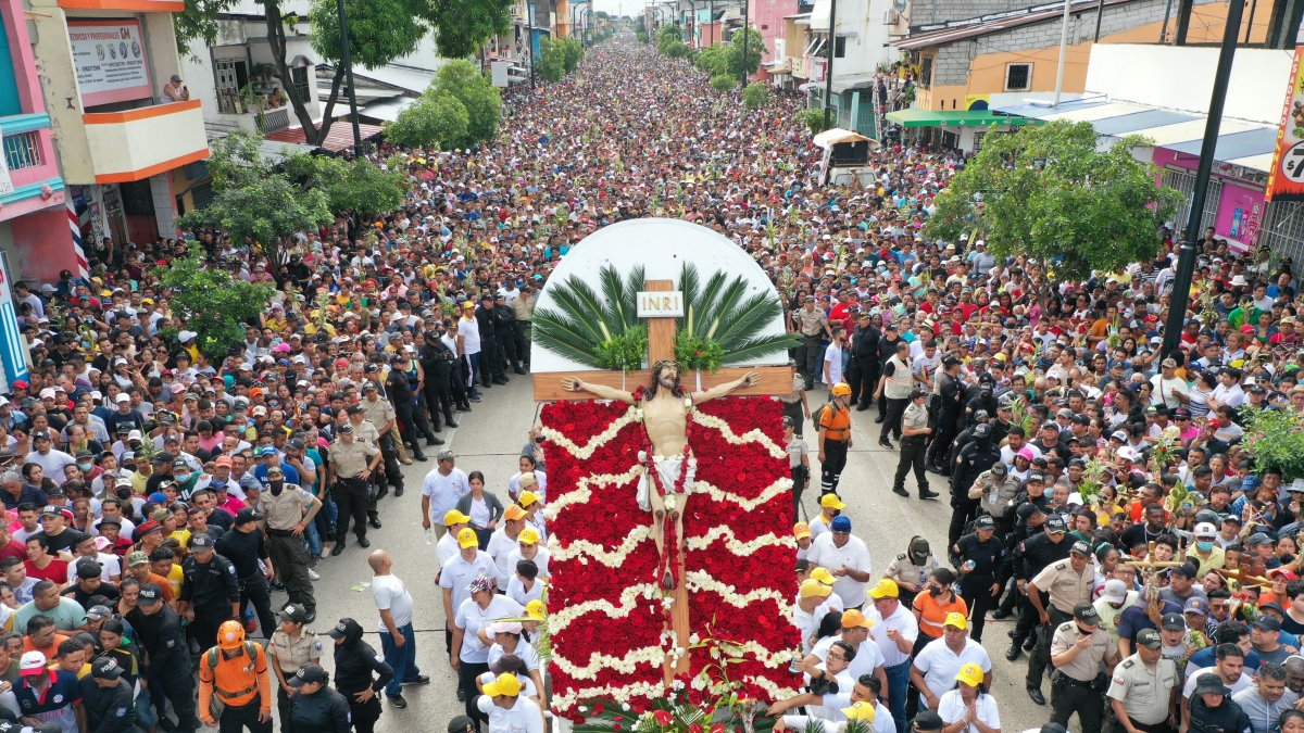 Procesión. Cerca de 3 horas duró la procesión del Cristo del Consuelo en el suburbio de Guayaquil.