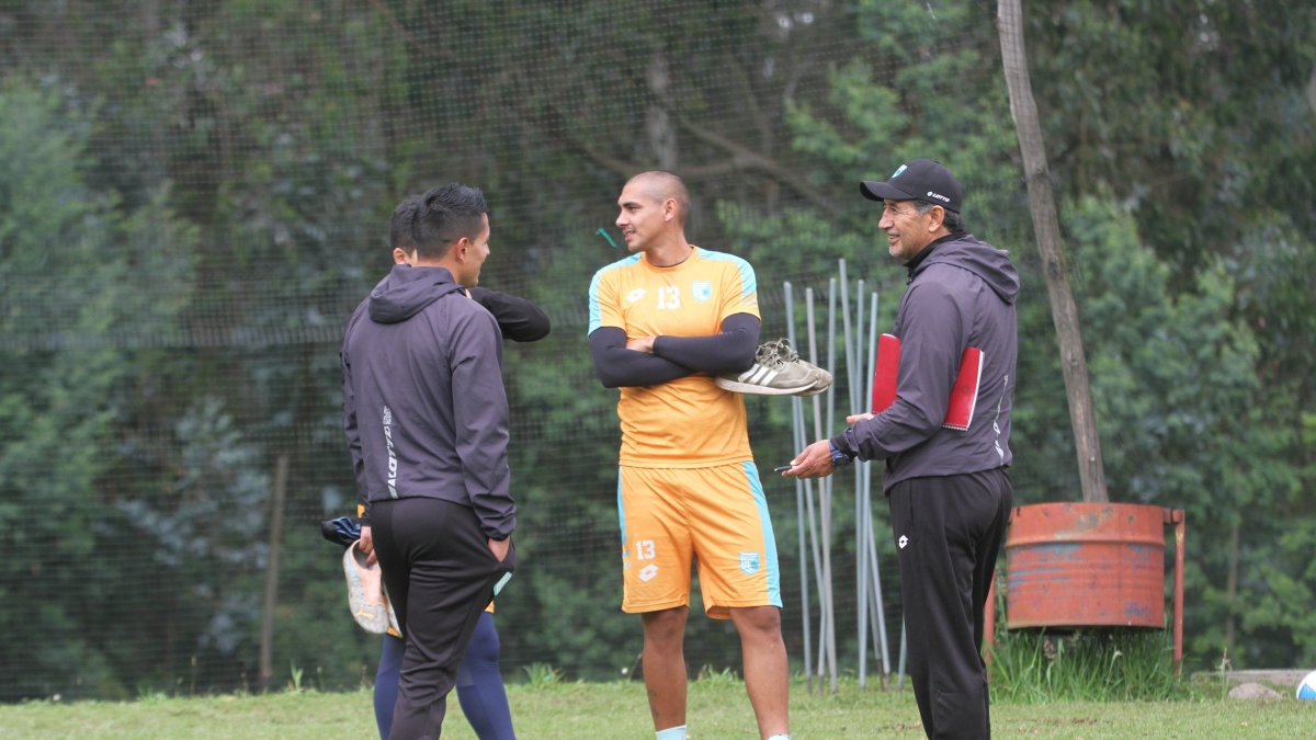 Patricio Hurtado (d) es el entrenador del Cumbayá, que marcha tercero en la LigaPro.