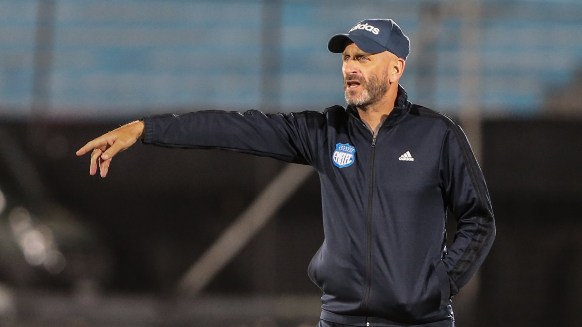 El argentino Miguel Rondelli, estratega de Emelec, se ha visto mermado ante las múltiples bajas en su plantilla. Este domingo, ante el Aucas, tendrá su primer reto en la altura.