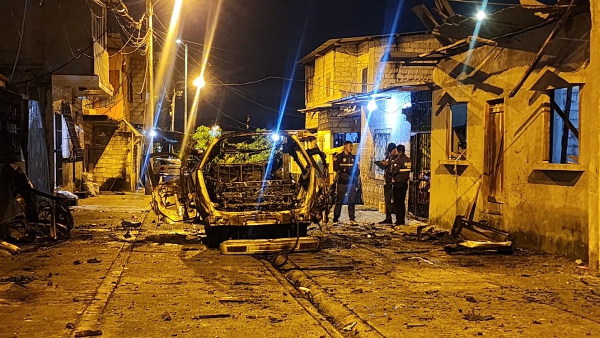 Hecho. Moradores barren los escombros dejados por la fuerte explosión.