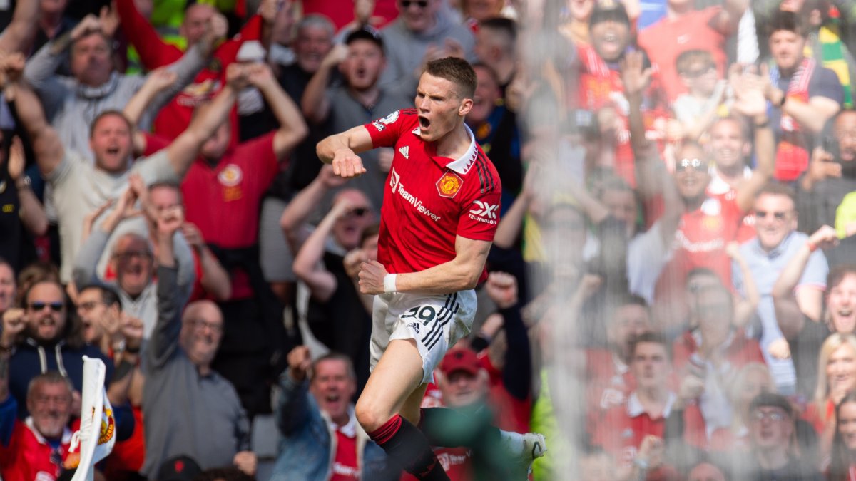 El escocés Scott McTominay, volenate del Manchester United, festeja tras haber marcado el 1-0 transitorio frente al Everton.