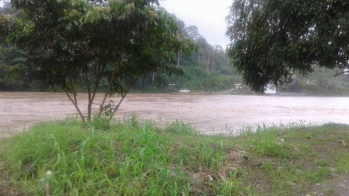 Los cuerpos de las jóvenes fueron recuperados del lodo en una finca, cerca al río