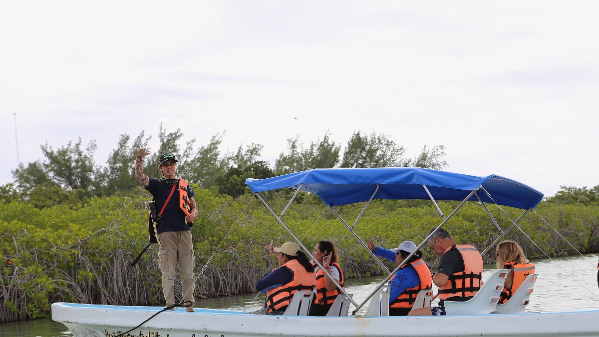 Escena. Turistas visitan la reserva de la Biósfera de Sian Ka'an, en la comunidad de Punta Allen, estado de Quintana Roo (México).