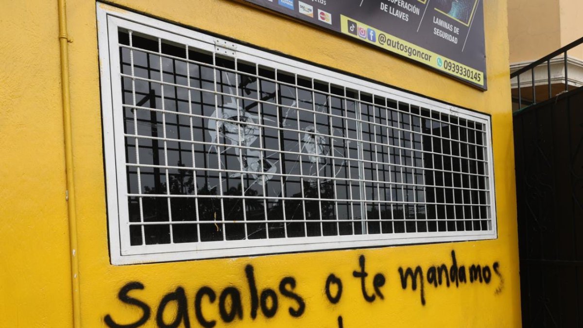 La pared del negocio amaneció vandalizada con mensajes amenazantes
