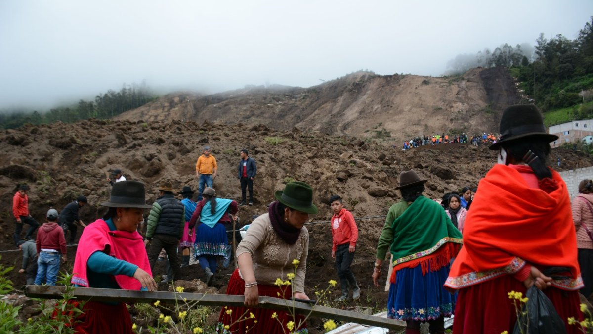 Remoción. Las autoridades todavía continúan realizando trabajos.