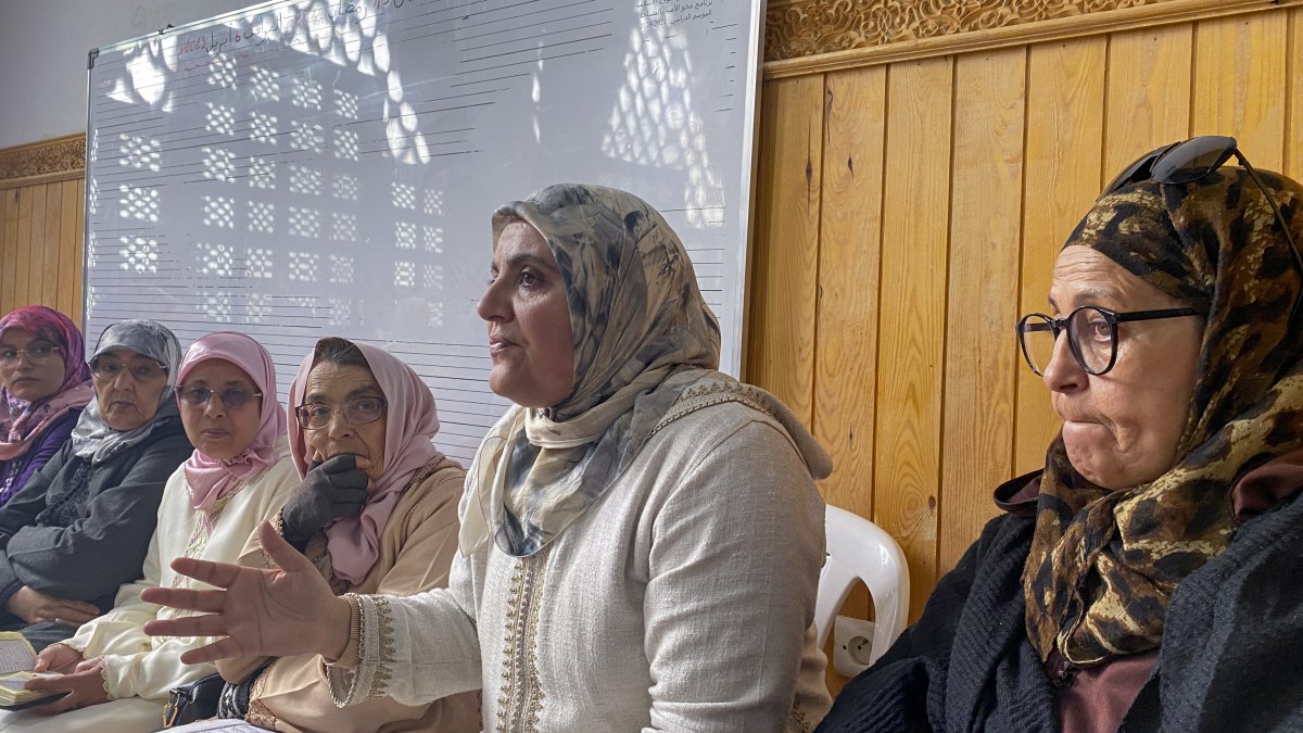 Escena. La predicadora Bouchra El Korachi ofrece una clase en la mezquita Al Aadam en la Medina de Rabat. 