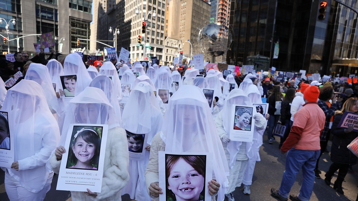Referencia. Miles de estudiantes protestaron en contra del porte de armas en Estados Unidos, luego de que un tiroteo cobrara la vida de 17 estudiantes de un colegio en Florida.