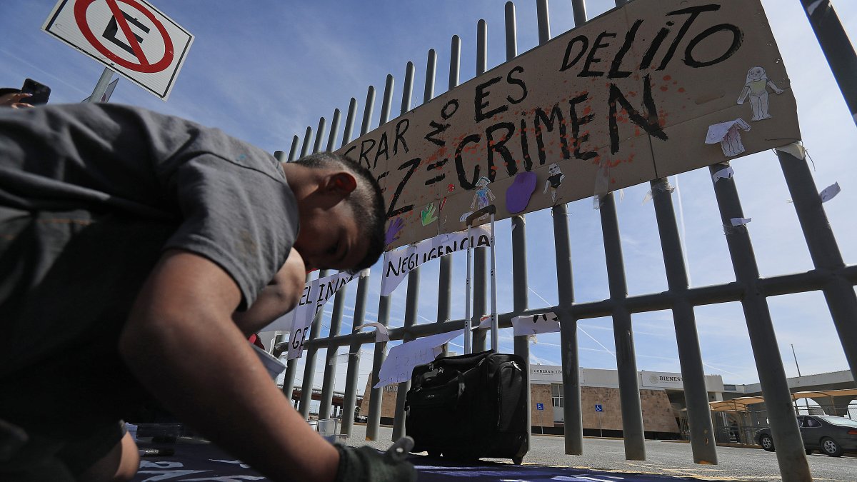 Una tragedia. Exigen justicia por los indocumentados que murieron en un incendio que se registró en México el 28 de marzo pasado.